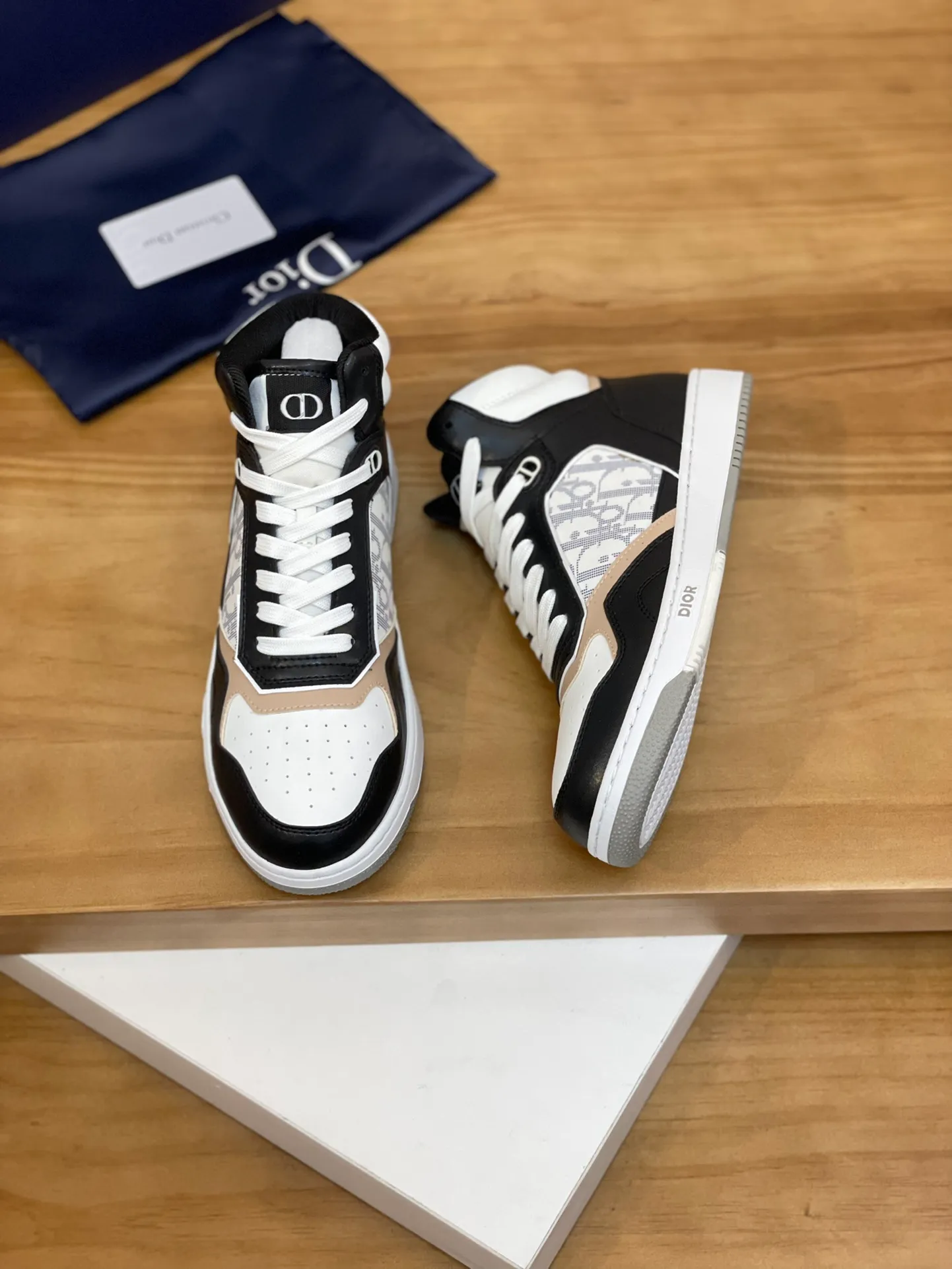 Men's shoes: 💰P460¥ Product trademark: Dior* "Dior*" high-top casual shoes Regular size: 38-44 (can be customized to 45.46) Product materials: Upper imported cowhide stitched with original fabric, breathable lining, original outsole. Number: 1006